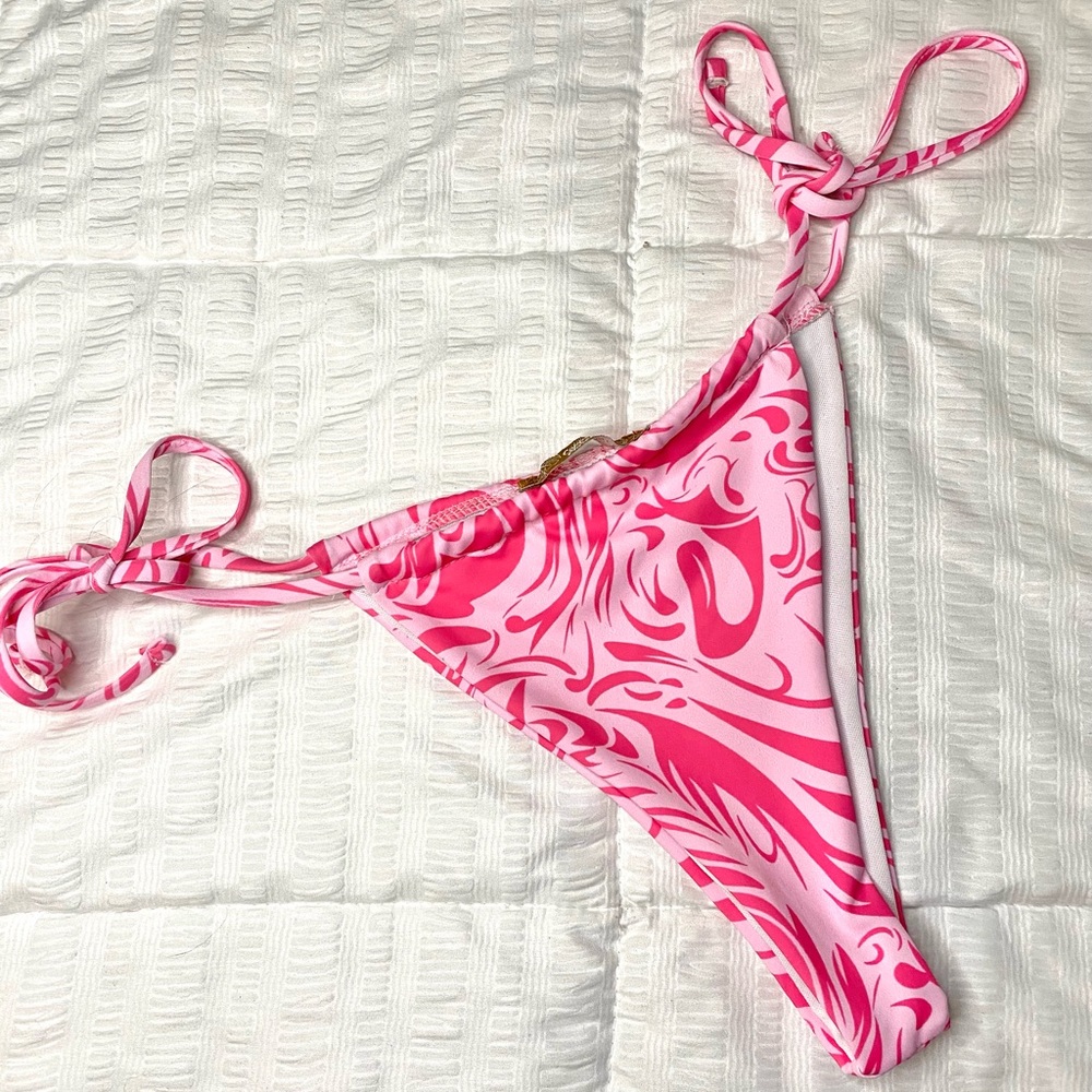 Super cute bathing suit bottoms! In great condition, never worn.
